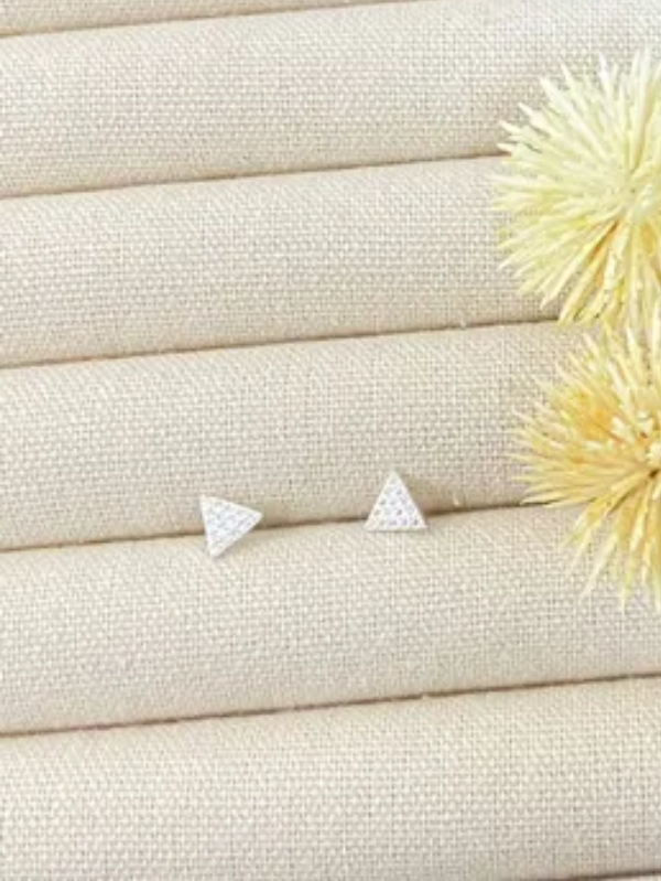 Brinco Triângulo Cravejado